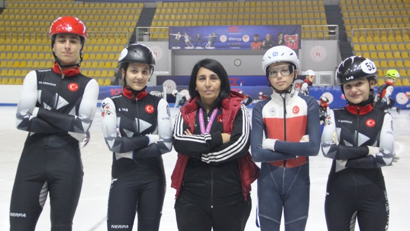 Sofya’daki buz pateni yarışmalarından 20 madalyayla döndüler