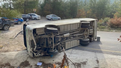 Sakarya'da ilkokul öğrencilerini taşıyan midibüs kaza geçirdi