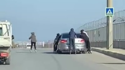 Antalya'da patenci gençlerden tehlikeli yolculuk