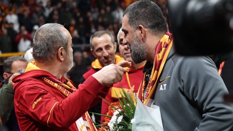 Galatasaray taraftarından Arda Turan'a sevgi gösterisi