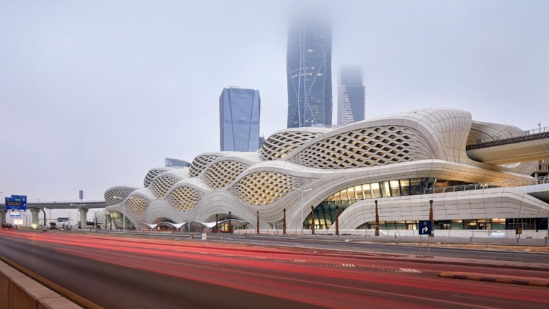 Suudi Arabistan dünyanın en uzun sürücüsüz ulaşım sistemini açtı