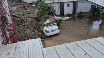 Muğla'da otomobil, yıkılan duvarın altında kaldı