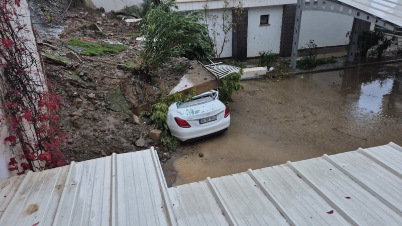 Muğla'da otomobil, yıkılan duvarın altında kaldı