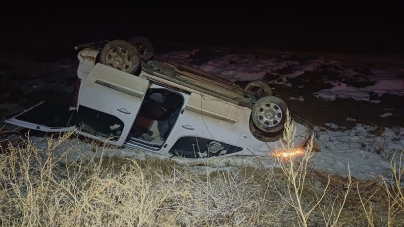 Çorum'da ambulansa yetişmeye çalışan otomobil tarlaya devrildi: 2 yaralı