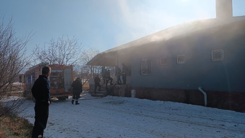 Van'da korkutan ev yangını