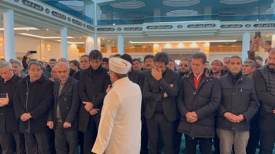 Mahsun Kırmızıgül annesini son yolculuğuna uğurladı