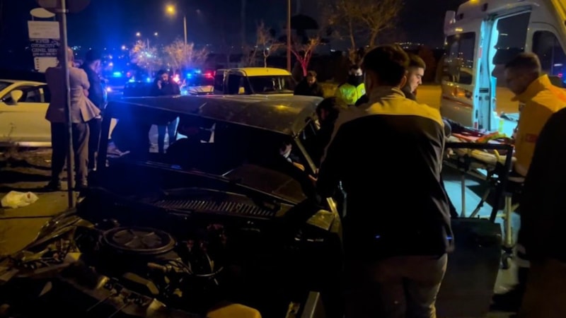 Bursa'da 2 araç kafa kafaya çarpıştı: Sıkışan sürücü yaralandı