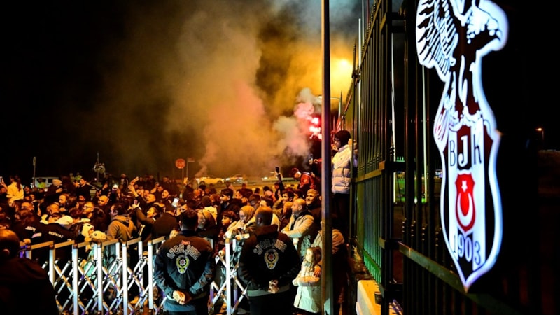 Beşiktaşlı taraftarlar, takımı Nevzat Demir Tesisleri'nde karşıladı