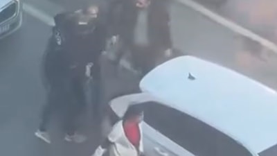 E-5'te akan trafiğin ortasına yumruk yumruğa kavga