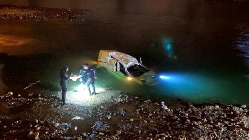 Artvin'de kontrolden çıkan araç dereye uçtu: 1 ölü