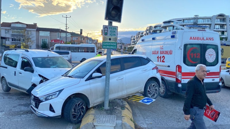 Kocaeli'de trafik kazası: 3 yaralı