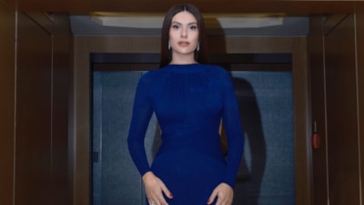 Oyuncu Bergüzar Korel'in davet tarzı! Sırt dekolteli elbise giydi