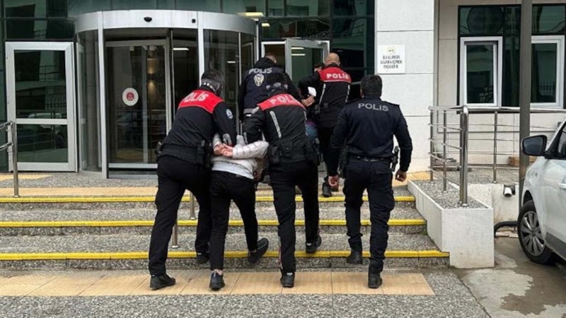 İzmir'de polise hakaret eden şüpheli serbest bırakıldı