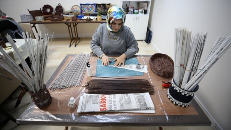 Muş'ta öğrenciler, atık gazetelerden sepet üretiyor