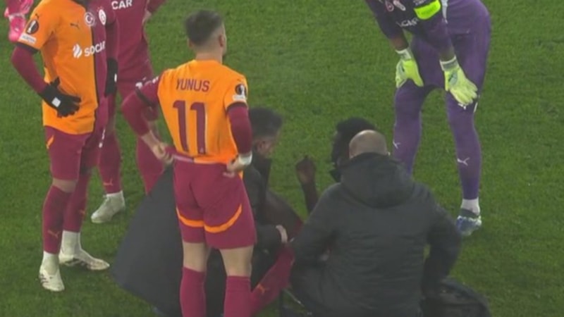 Galatasaray'a kötü haber! Davinson Sanchez, Malmö maçına devam edemedi