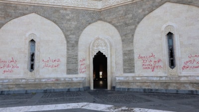 Hafız Esad’ın harabeye dönen mezarı kayda alındı