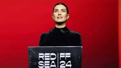 Oyuncu Tuba Büyüküstün, Suudi Arabistan'da! Güzelliğiyle kırmızı halının yıldızı oldu