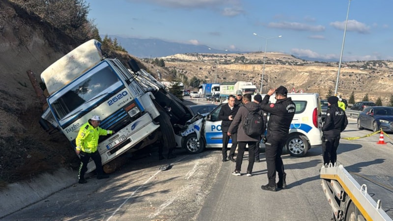 Burdur'da halk otobüsünün polis aracına ve kamyona çarptığı kazada 6 yaralı