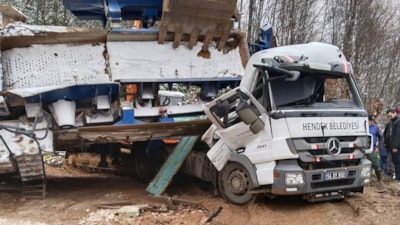 Sakarya'da tır kabininde sıkışan belediye işçisi yaşamını yitirdi