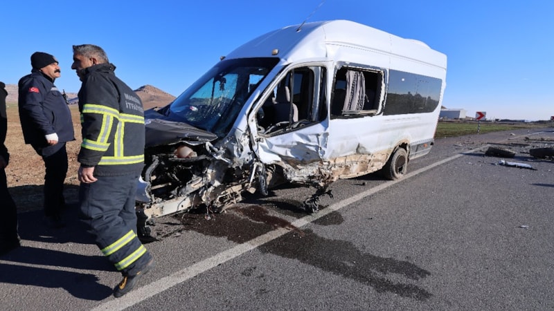 Mardin'de öğretmen servisi ile otomobil çarpıştı: 12 yaralı