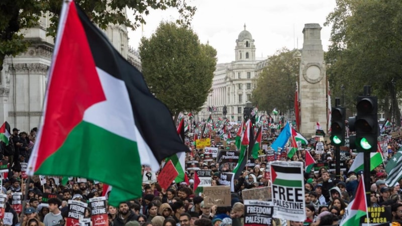 Londra'da binlerce kişi Gazze'de öldürülen çocuklar için yürüdü