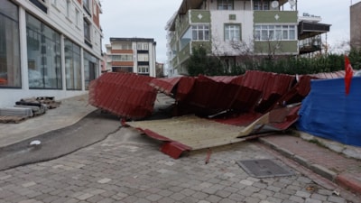 Samsun'da şiddetli lodostan çatılar uçtu