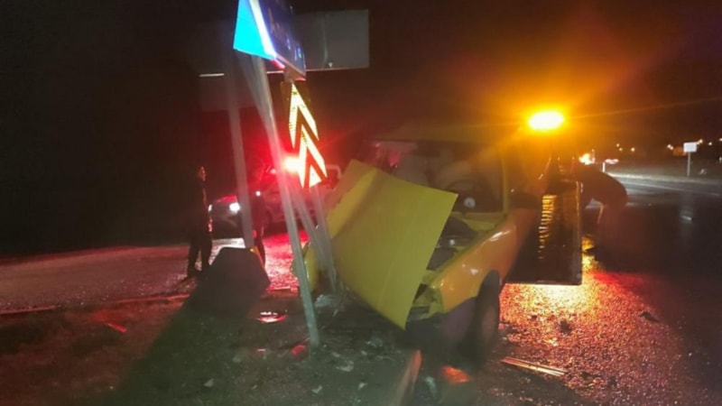 Konya'da trafik levhasına çarpan otomobildeki 1'i çocuk 6 kişi yaralandı