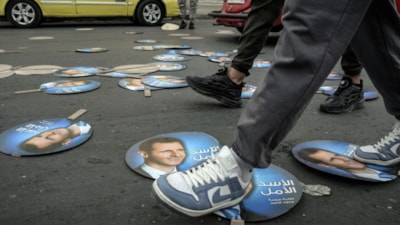 Suriye'de bir devrin sonu: Çöp kamyonları Esad'ın fotoğraflarını sokaktan topluyor