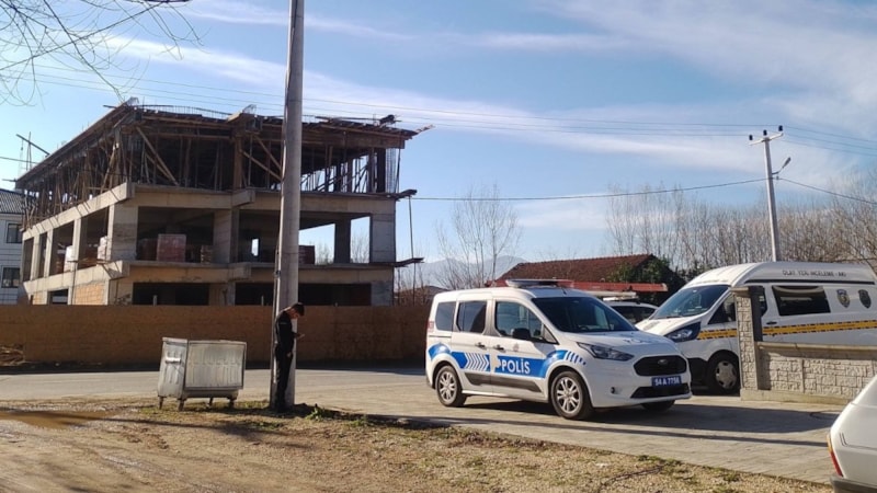 Sakarya'da akıma kapılıp 3'üncü kattan düşen inşaat işçisi öldü