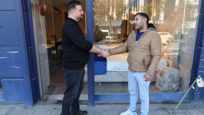 İzmir'de evi sandığı dükkanda uyuyan sarhoş: Neden geldiniz