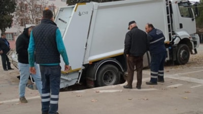 Aydın'da okuldaki basketbol sahası çöktü: Çöp kamyonu çukura düştü
