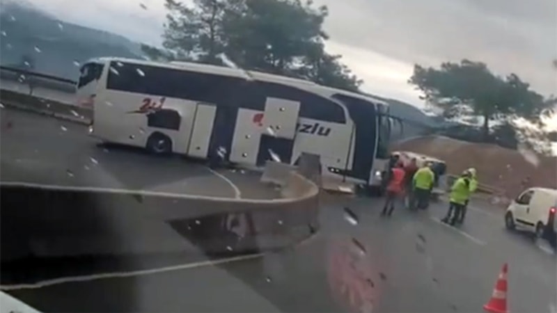 Muğla'da yolcu otobüsü kontrolden çıktı