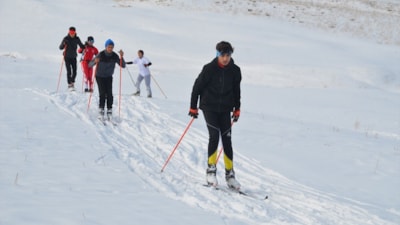 Hakkari'ye kar yağdı: Kayakçılar yarışlar için çalışmalara başladı
