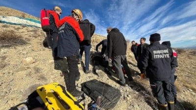 Sivas'ta yere çakılan paraşütçü yaralandı