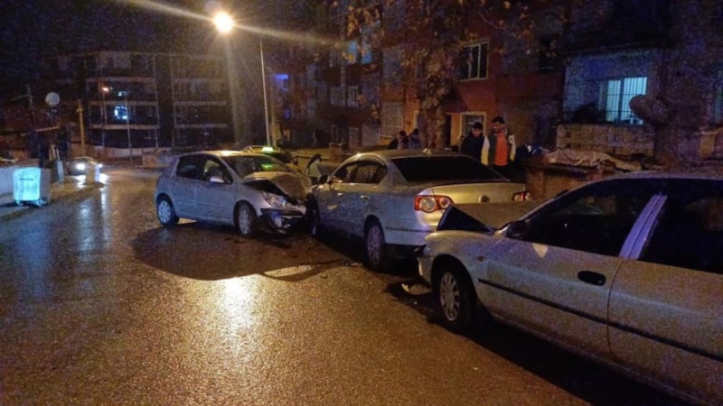 Çorum'da bir sürücü park halindeki araçlara çarpıp kayıplara karıştı