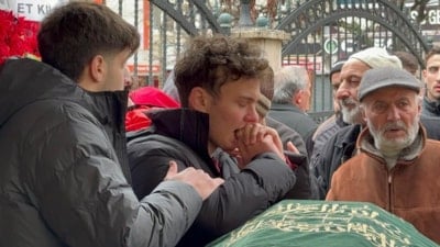 Erzurum'da çığ altında kalıp ölen ikizinin tabutunu bırakmadı