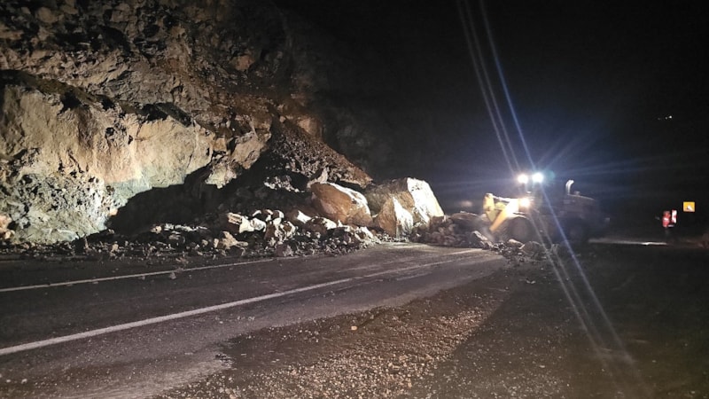 Artvin'de gece meydana gelen heyelan karayolunu ulaşıma kapattı