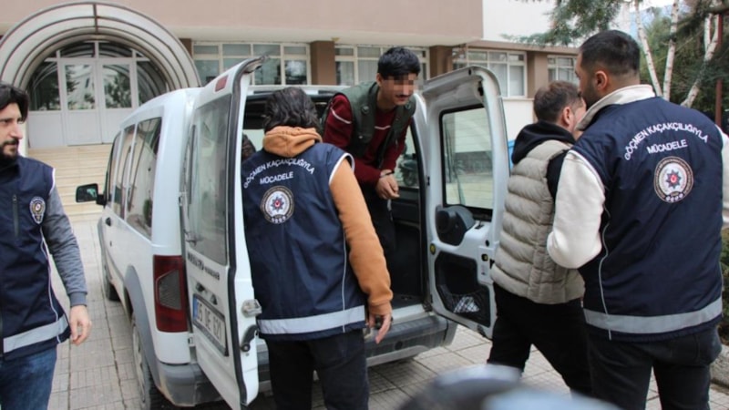 Amasya'da durdurulan otomobilden 4 kaçak göçmen çıktı