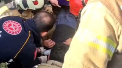 İstanbul'da yolun karşısına geçmeye çalışan yaşlı adama tramvay çarptı