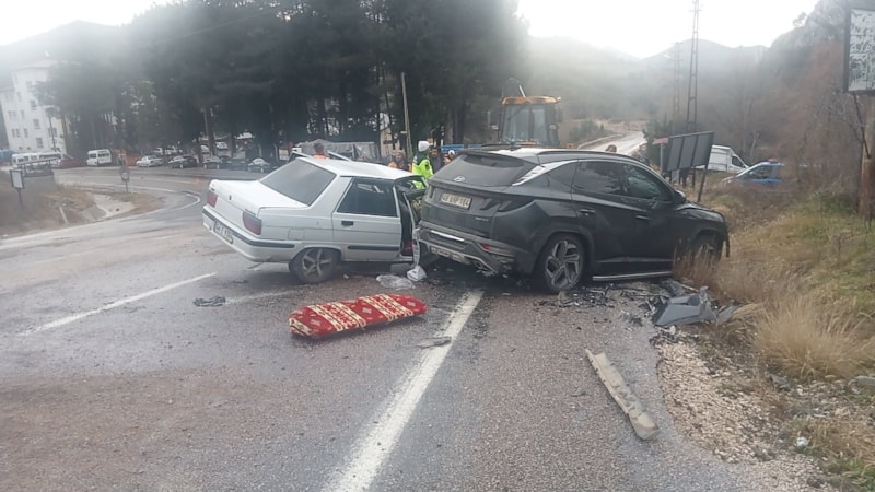 Kahramanmaraş'ta otomobiller kafa kafaya çarpıştı