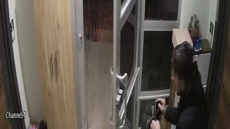 Sakarya'da binadaki ayakkabıları alışveriş yapar gibi çaldılar