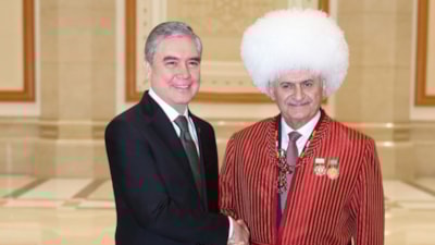 Binali Yıldırım’a Türkmenistan’da onur madalyası ve fahri Aksakal ünvanı verildi