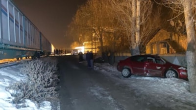 Van'da trenin çarptığı otomobilin sürücüsü yara almadan kurtuldu