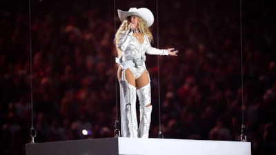 Beyonce'nin Noel NFL için sahnede! Tarzı da performansı da çok beğenildi
