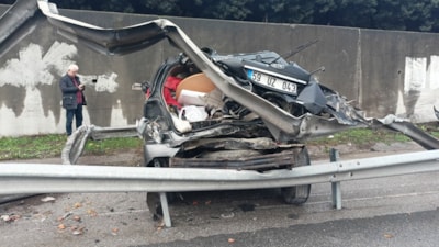 Kocaeli'de TEM Otoyolu’nda otomobil bariyere çarptı: 1 yaralı