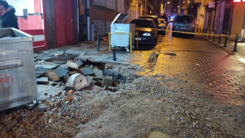 Kadıköy'de kanalizasyon borusu patladı: Dükkanlar zarar gördü