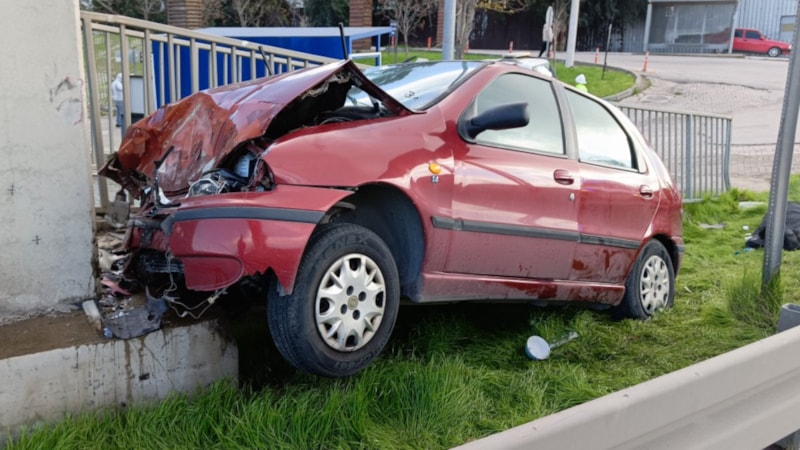 İzmir'de otomobil üst geçide çarptı: 1 ölü, 1 yaralı