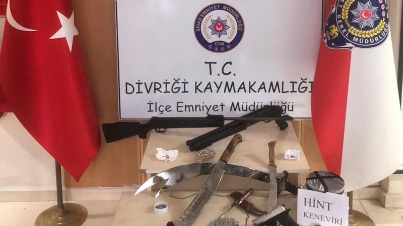 Sivas'ta arama yapılan evde çok sayıda silah ele geçirildi