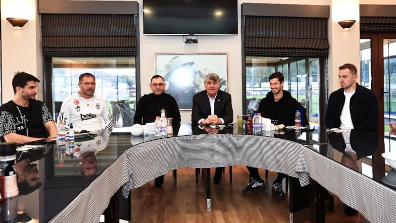 Beşiktaş'ta Başkan Serdal Adalı, takımla görüştü