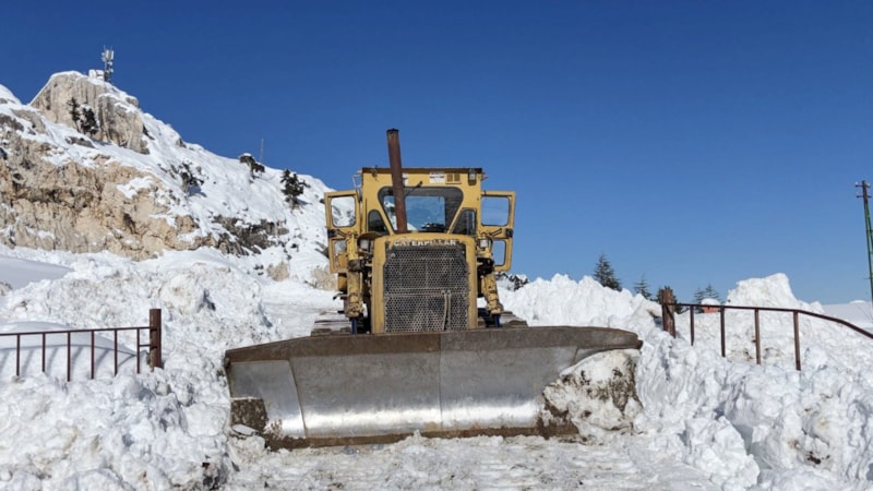 Antalya'da gözlemevinde mahsur kalan 2 personel için dozer gönderildi